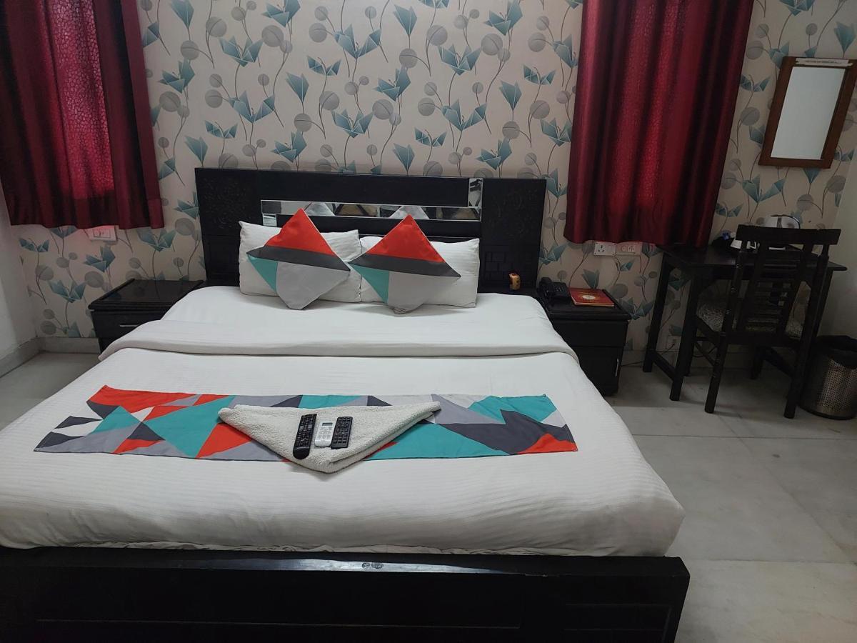 Hotel Ashray Noida Exterior photo