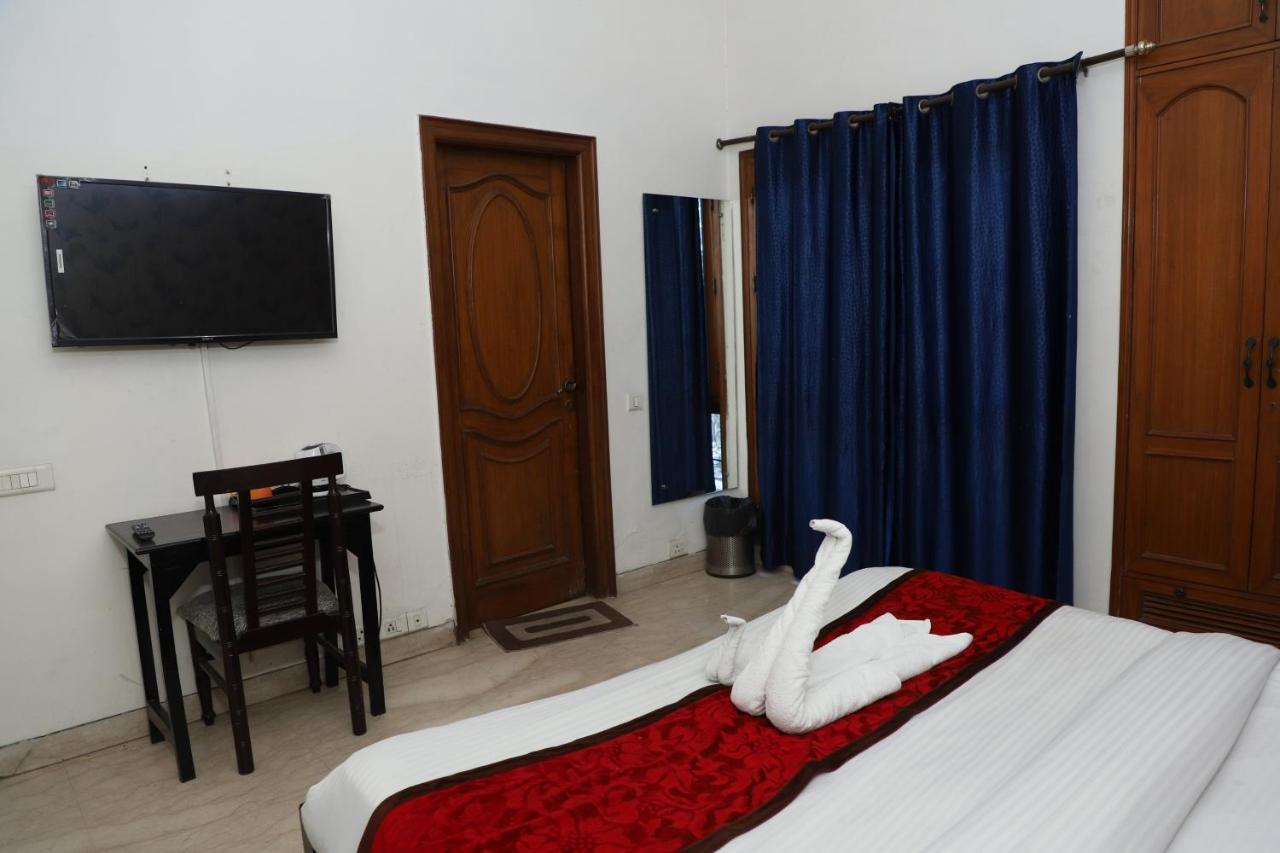 Hotel Ashray Noida Exterior photo